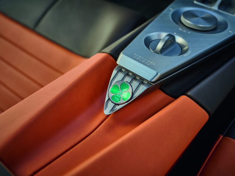 Detail of the green cloverleaf badge and Pelle Frau® dashboard of the Alfa Romeo 33 Stradale
