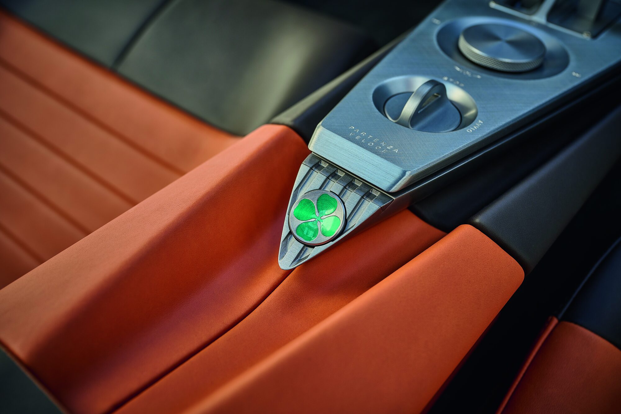 Detail of the green cloverleaf badge and Pelle Frau® dashboard of the Alfa Romeo 33 Stradale