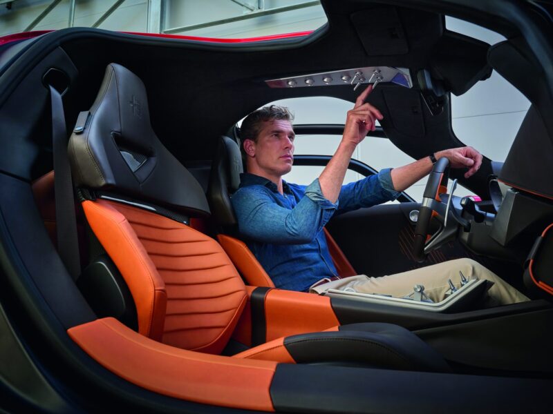 Driver at the wheel of the Alfa Romeo 33 Stradale, seats upholstered in cognac Pelle Frau® leather