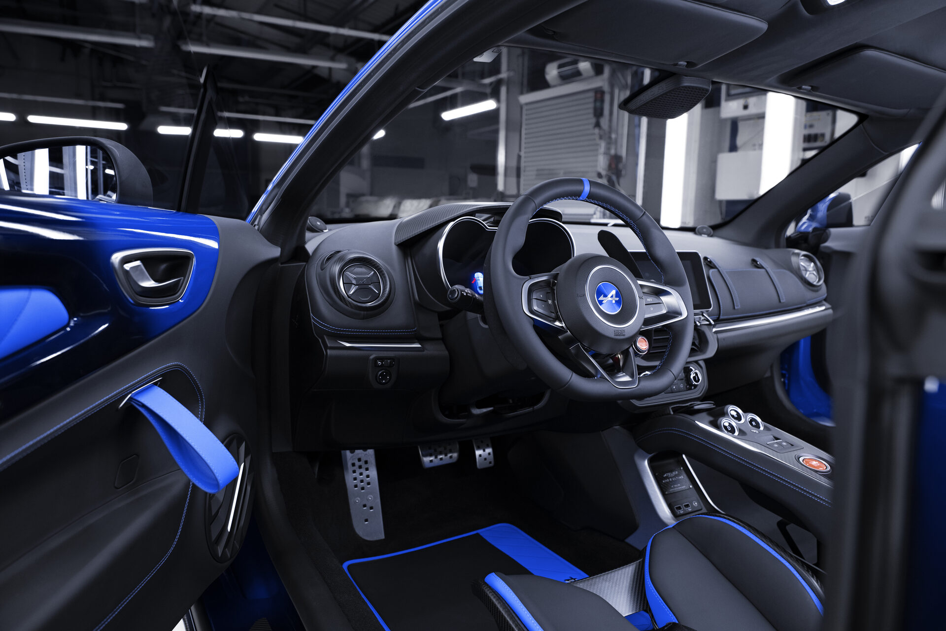 Interior of the Alpine A110R Ultime: dashboard, steering wheel and black-and-blue leather seats with carbon fiber inserts