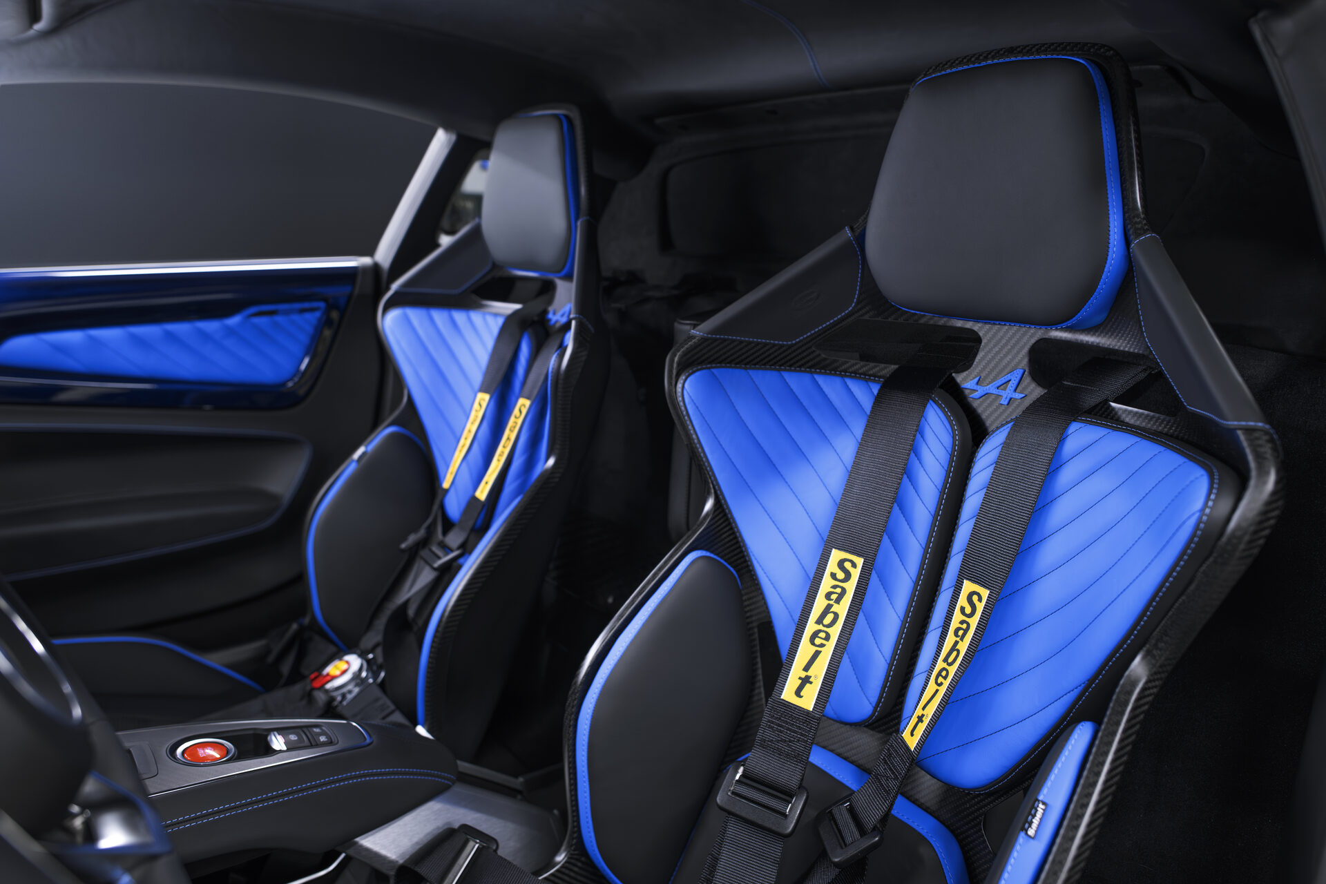 Sport seats in blue and black leather with Sabelt four-point harnesses and carbon fiber shell, Alpine logo